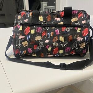 Very rare vintage 1990s Nicole Miller duffel bag.This bag’s in wonderful shape.